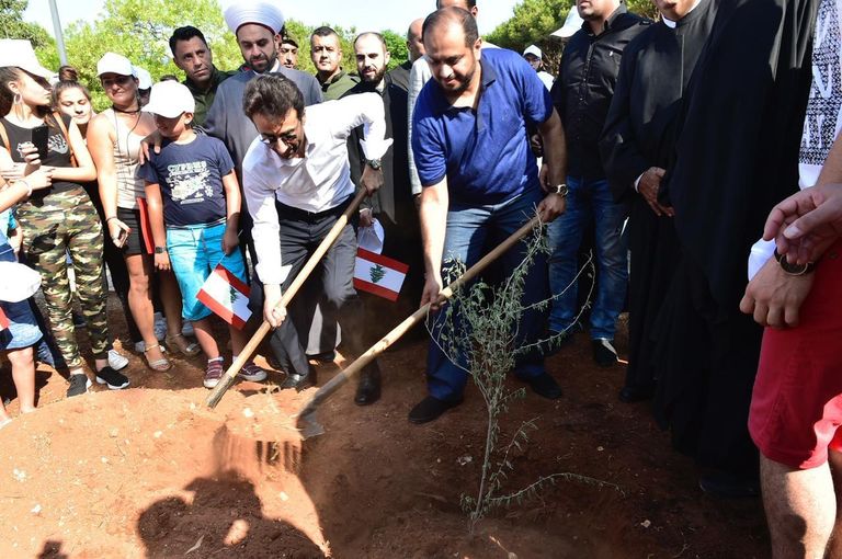 زرع شجرة الغاف في بيروت بحضور الأطفال وممثلي الطوائف