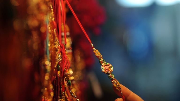 تقديم الهدايا من أهم مزايا عيد "راكشا باندهان"