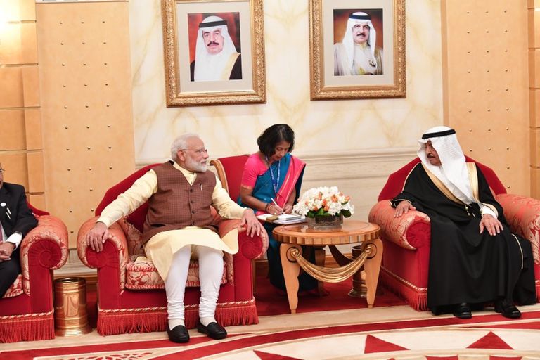 رئيس وزراء البحرين يستقبل نظيره الهندي