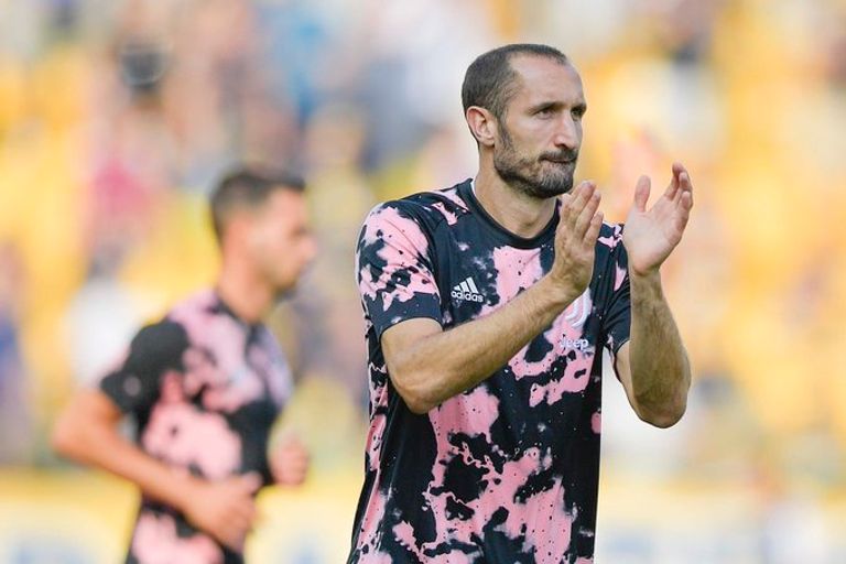 جيورجيو كيلليني قائد ومدافع نادي يوفنتوس الإيطالي ماوريسيو ساري