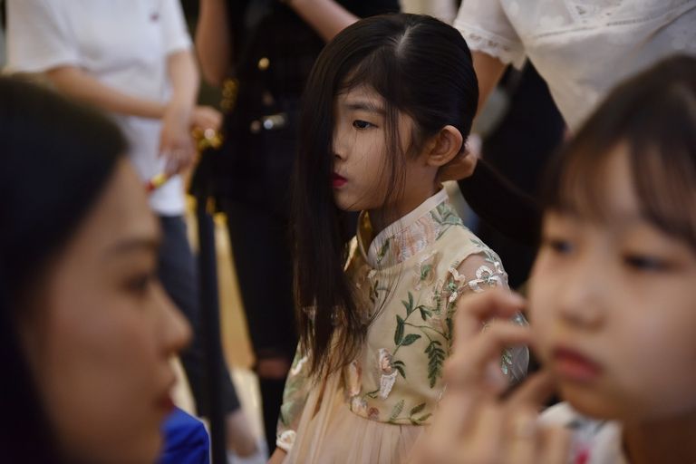 الصغار يبدلون أكثر من 100 زيّ خلال العرض