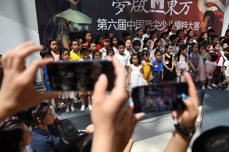 الصغار يبدلون أكثر من 100 زيّ خلال العرض