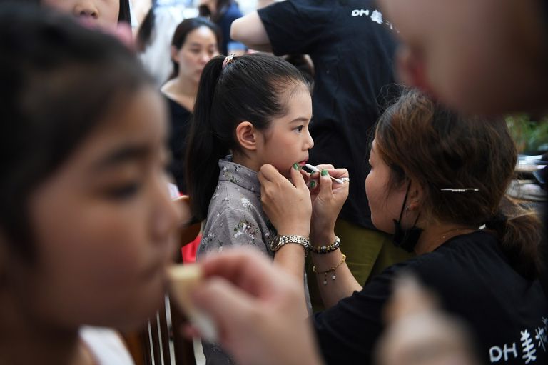 الصغار يبدلون أكثر من 100 زيّ خلال العرض