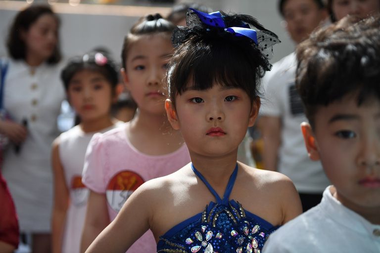 الصغار يبدلون أكثر من 100 زيّ خلال العرض