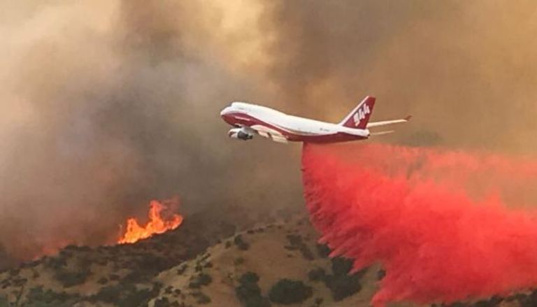 طائرة "بوينج 747" تم تعديلها لتساعد في إخماد الحرائق