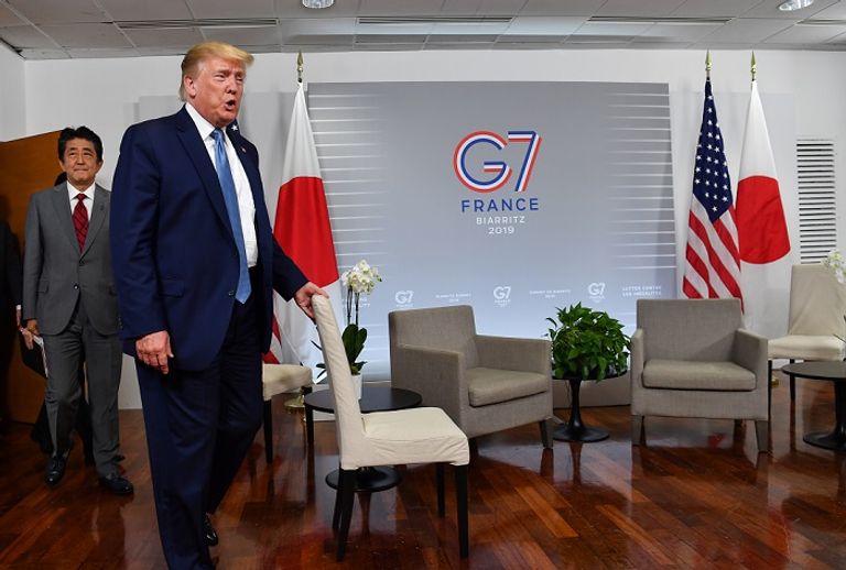 ترامب ورئيس الوزراء الياباني على هامش قمة مجموعة السبع في بياريتس بفرنسا اجتماع ترامب ورئيس الوزراء الياباني على هامش قمة السبع في فرنسا- أ.ف.ب