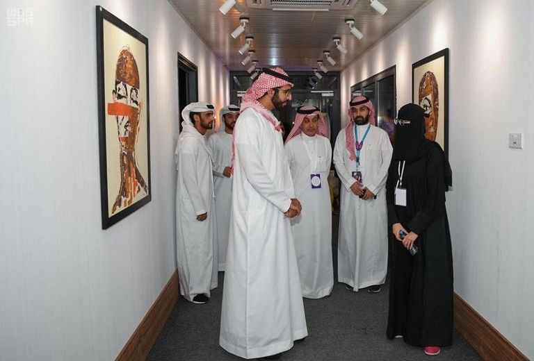 الشيخ شخبوط بن نهيان يزور قرية الهجن بحديقة الملك فيصل