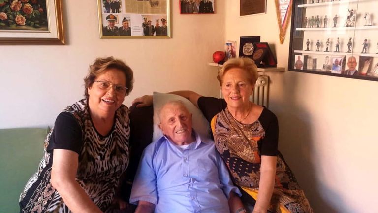 الجد جيوفاني كواريزا يتلقى التهاني بمناسبة عيد ميلاده