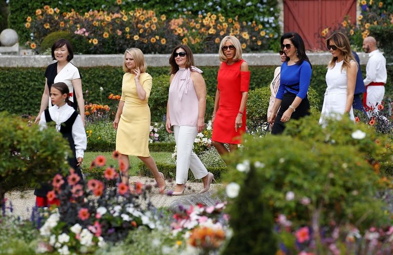 زوجات زعماء "قمة السبع" يتجوّلن بقرية فرنسية