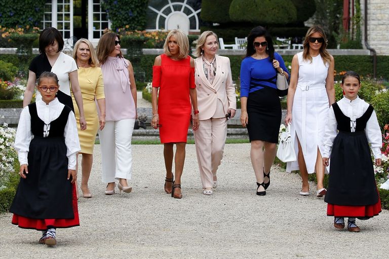 زوجات زعماء "قمة السبع" يتجوّلن بقرية فرنسية