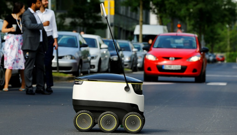روبوت يعبر الشارع - الصورة من رويترز