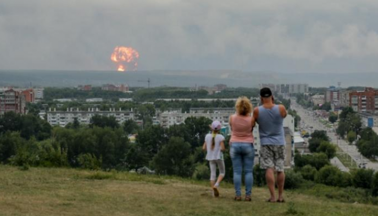 روس يتابعون آثار الانفجار - أرشيفية