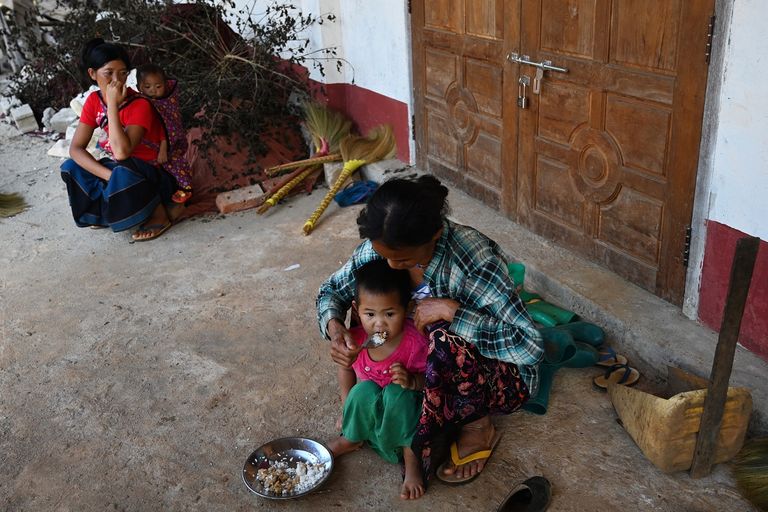 الطفل أحمد شاه مع والدته