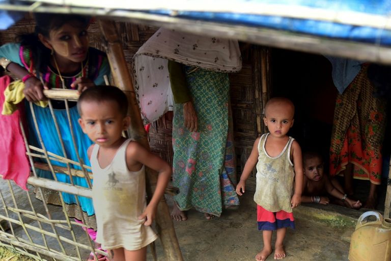 الطفل أحمد شاه مع والدته