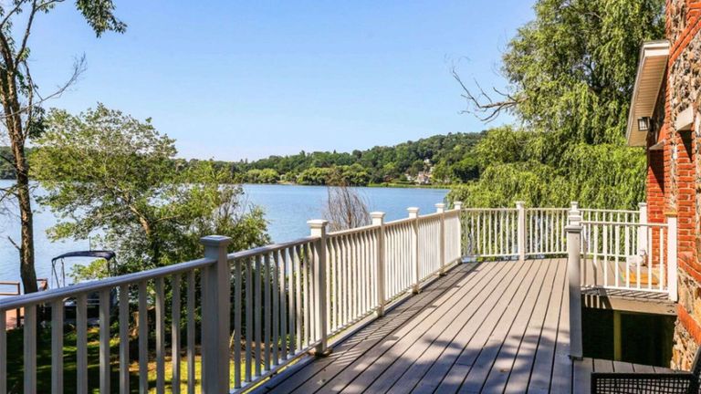 تقع في وسط بحيرة بوتنام الهادئة