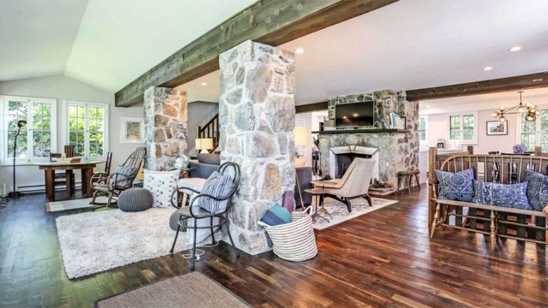 تقع في وسط بحيرة بوتنام الهادئة