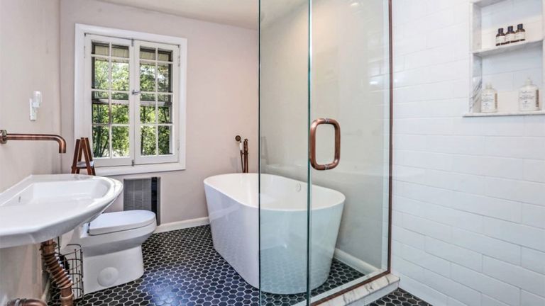 تقع في وسط بحيرة بوتنام الهادئة