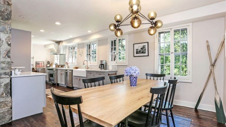 تقع في وسط بحيرة بوتنام الهادئة