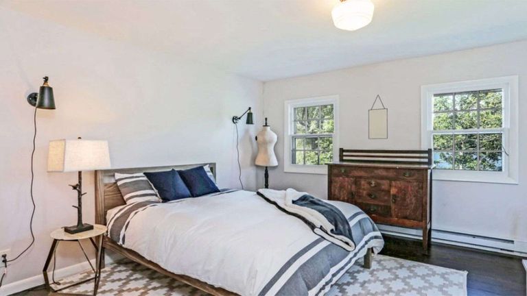 تقع في وسط بحيرة بوتنام الهادئة