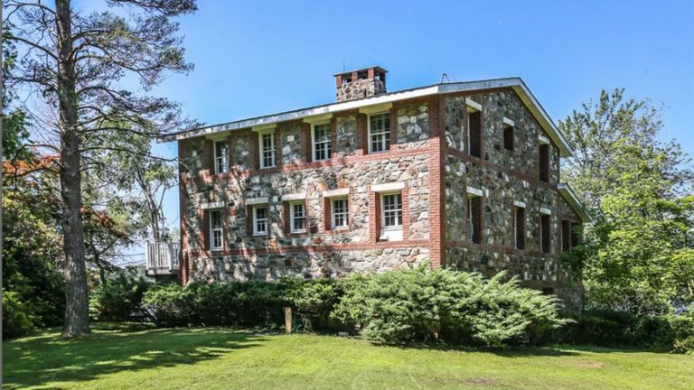 تقع في وسط بحيرة بوتنام الهادئة