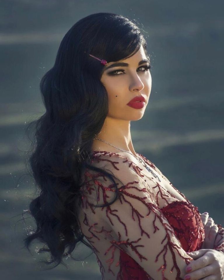 الفنانة الجزائرية ياسمين نيار 