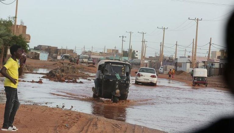 مياه الأمطار تعيق حركة السير في السودان