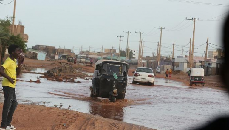 مياه الأمطار تعوق حركة السير في السودان