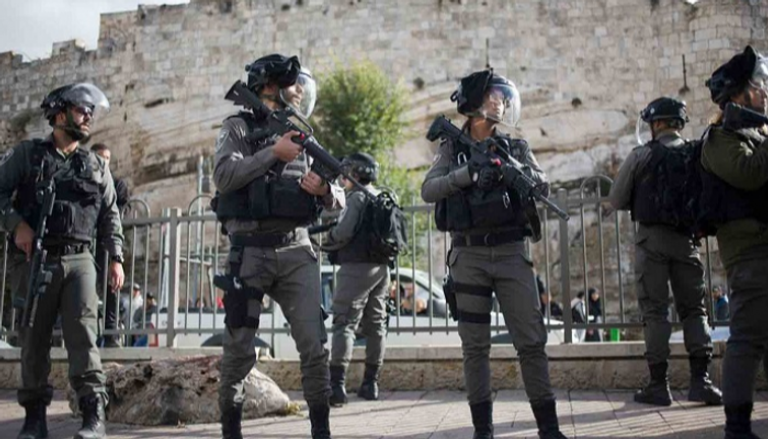 جنود إسرائيليون مدججون بالسلاح في مواجهة الفلسطينيين العزل