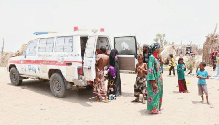 عيادة متنقلة تعالج بعض المرضى في إحدى قرى الساحل الغربي لليمن
