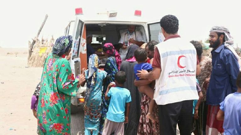 عيادة متنقلة تعالج بعض المرضى في إحدى قرى الساحل الغربي لليمن