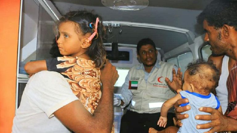 عيادة متنقلة تعالج بعض المرضى في إحدى قرى الساحل الغربي لليمن