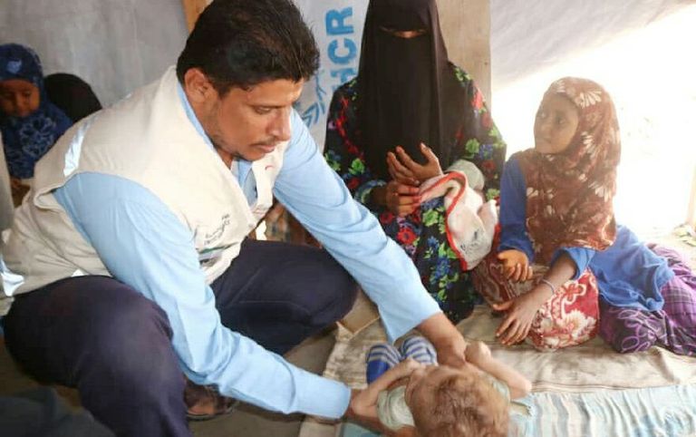 عيادة متنقلة تعالج بعض المرضى في إحدى قرى الساحل الغربي لليمن