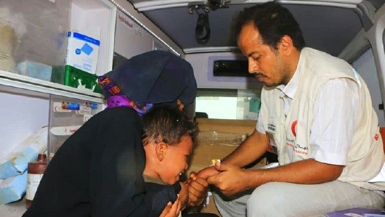 عيادة متنقلة تعالج بعض المرضى في إحدى قرى الساحل الغربي لليمن