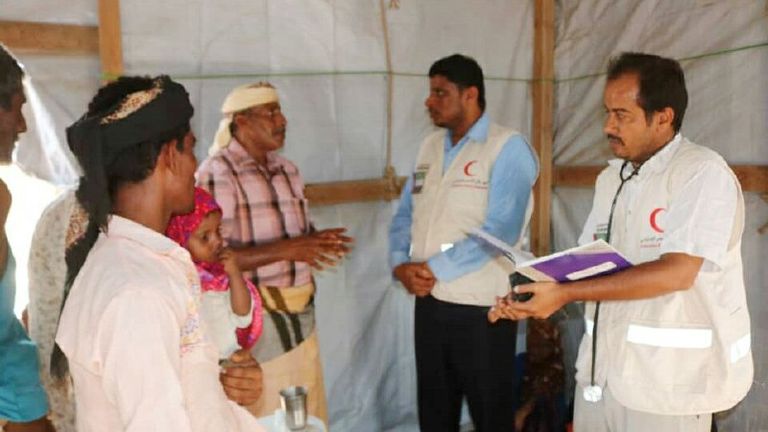 عيادة متنقلة تعالج بعض المرضى في إحدى قرى الساحل الغربي لليمن