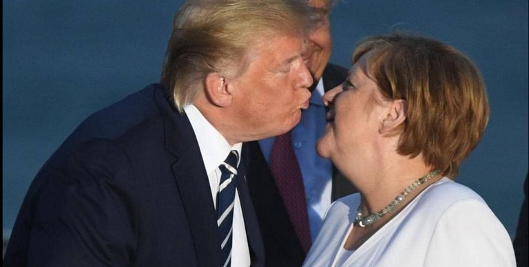 صورة جماعية للزعماء المشاركين بالقمة