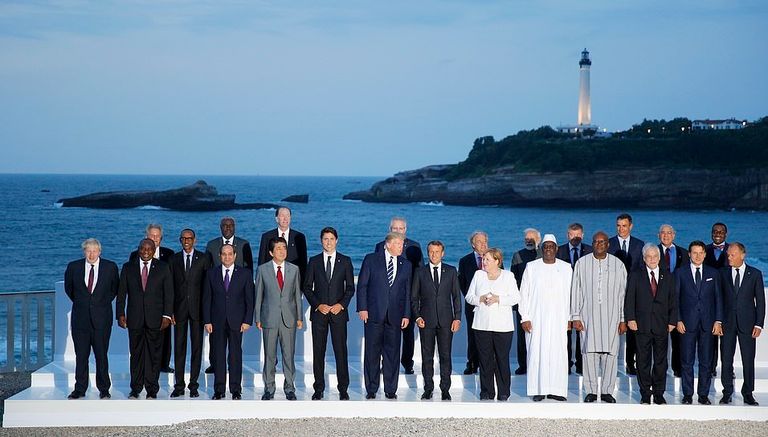 صورة جماعية للزعماء المشاركين بالقمة