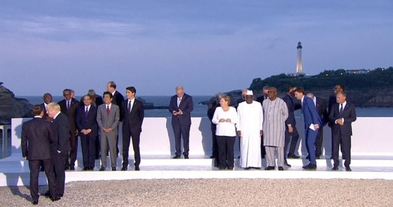 صورة جماعية للزعماء المشاركين بالقمة