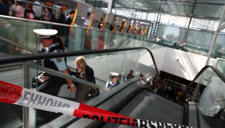 عناصر الشرطة الألمانية تنتشر في المطار