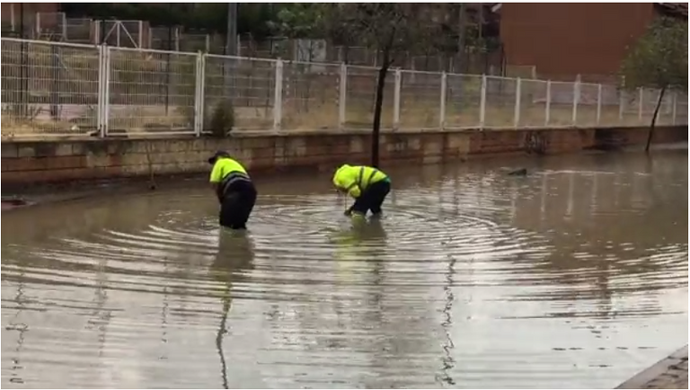 شوارع مدينة أرجاندا ديل راي تحولت إلى أنهار موحلة تجرف سيارات