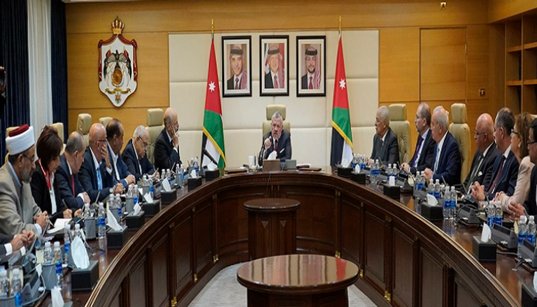 العاهل الأردني خلال ترؤسه جانبا من جلسة مجلس الوزراء