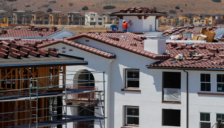 أعمال بناء في مشروع سكني بولاية كاليفورنيا الأمريكية - رويترز