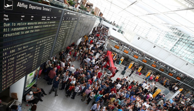 تكدس الركاب لإلغاء الرحلات بمطار ميونيخ- رويترز