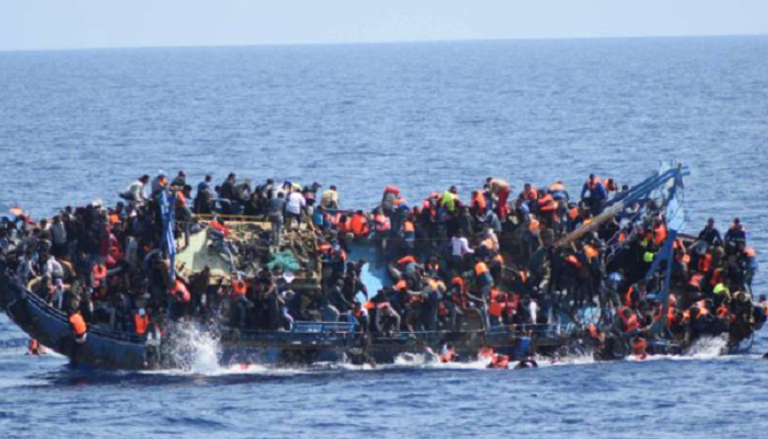 قارب لمهاجرين غير شرعيين قبالة السواحل الليبية