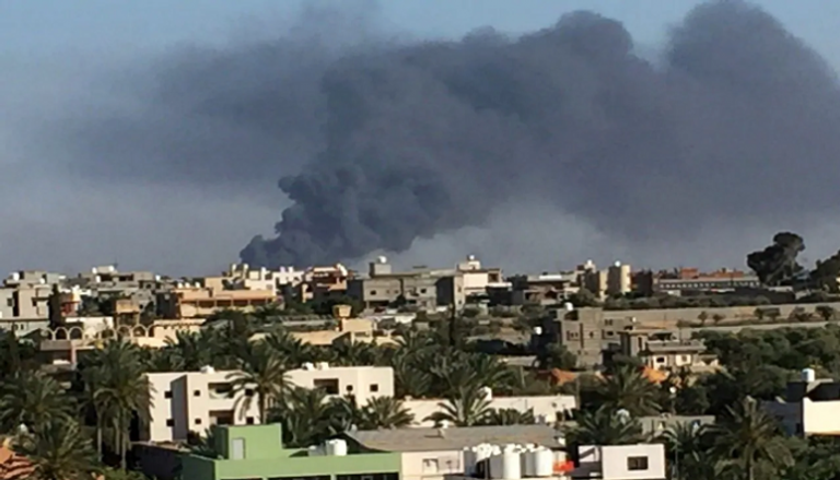 دخان يتصاعد إثر اشتباكات في طرابلس