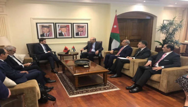 وزير الخارجية الأردني ونظيره الألباني خلال اللقاء