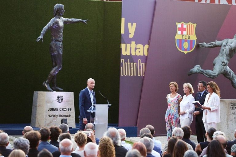 جوردي كرويف بجوار تمثال والده