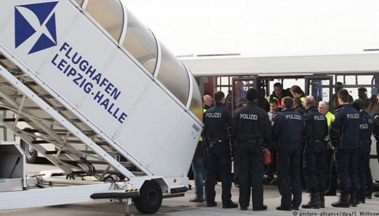 ألمانيا ترحّل عددا من اللاجئين المرفوضين - أرشيفية