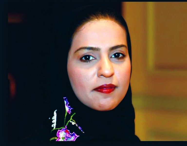 الفنانة التشكيلية الإماراتية نجاة مكي