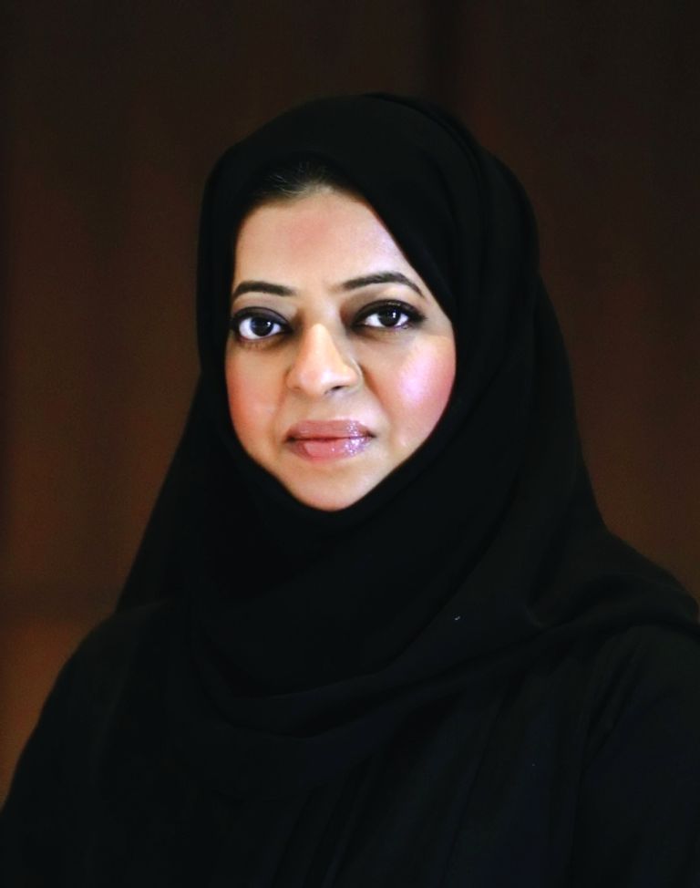 الفنانة التشكيلية الإماراتية نجاة مكي