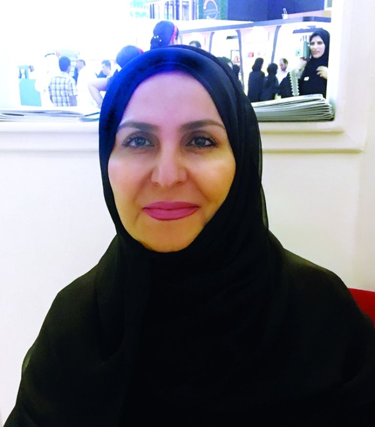 الفنانة التشكيلية الإماراتية نجاة مكي